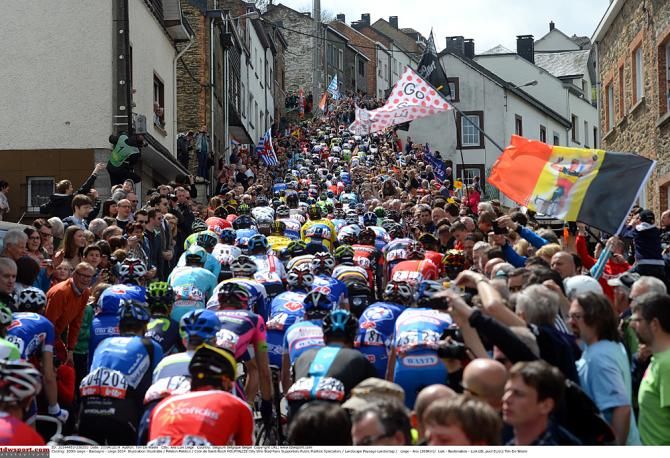 The peloton ascends the C&ocirc;te de Saint-Roch