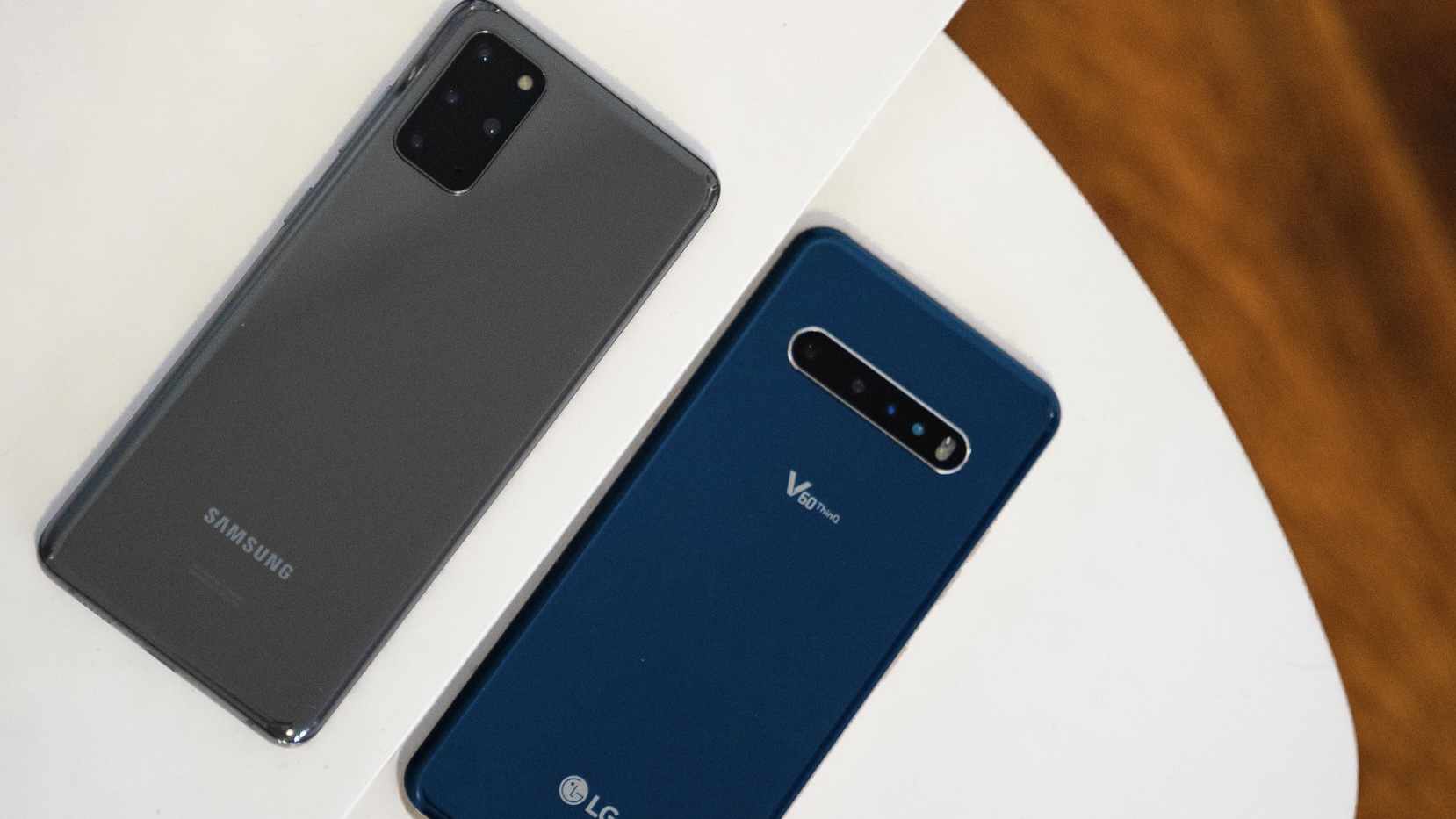 Samsung Galaxy S20+ ve LG V60 birlikte