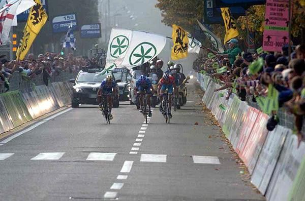 Paolo Bettini (Quickstep) is unbeatable from 100 metres out