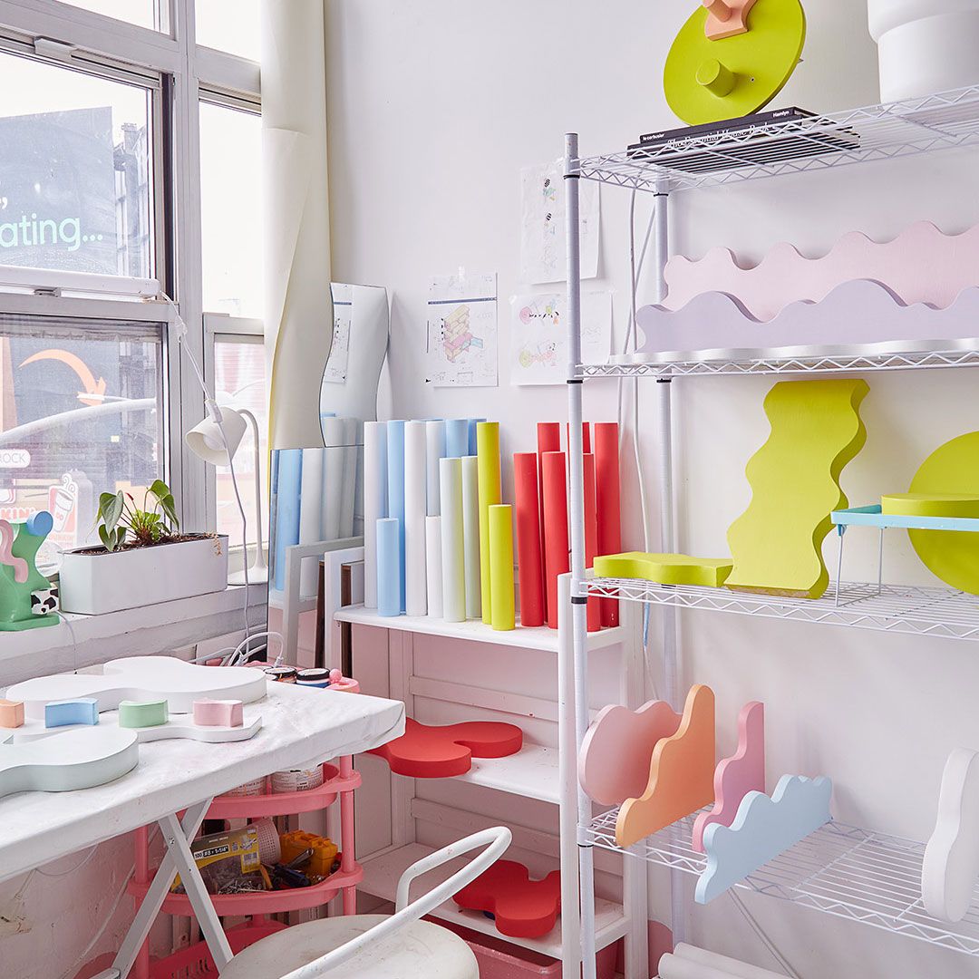 Karya seni berwarna-warni di rak