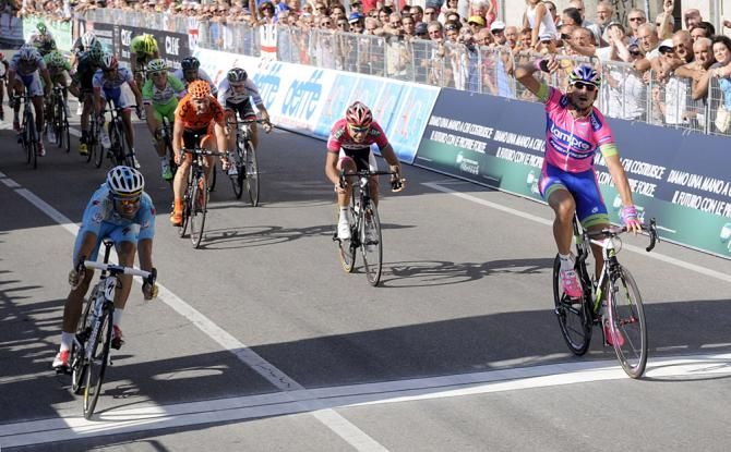 Filippo Pozzato (Lampre-Merida) just gets Simone Ponzi (Astana) on the line