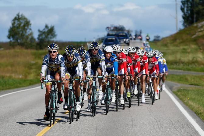 Vacansoleil-DCM sets tempo in the peloton
