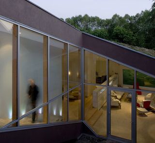 The volume’s lift helps the indoor space merge with the outside garden and surrounding park