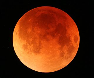 Lunar Eclipse Dazzles Skywatchers