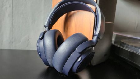 Photo of the Midnight Blue SteelSeries Arctis Nova Pro Omni headset sitting on its side.