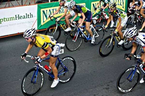 And they're off as Alison Starnes (Team TIBCO) leads the way.