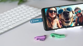 SanDisk 1TB Ultra Dual Drive Go USB Type-C Flash Drive lifestyle