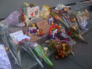 New Yorkers place flowers, notes and apples outside the Apple store at Fifth Avenue to pay respect to Steve Jobs.