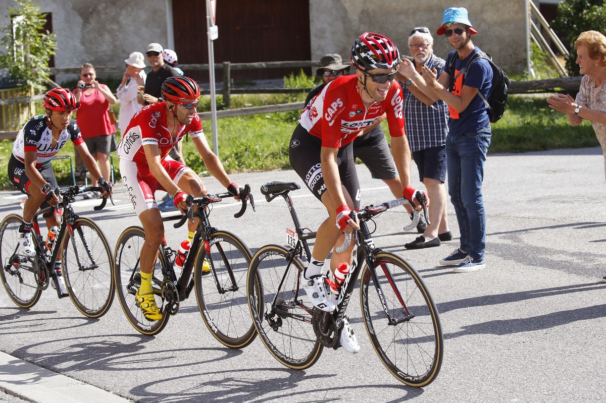 Darwin Atapuma (UAE Team Emirates) sitting third wheel