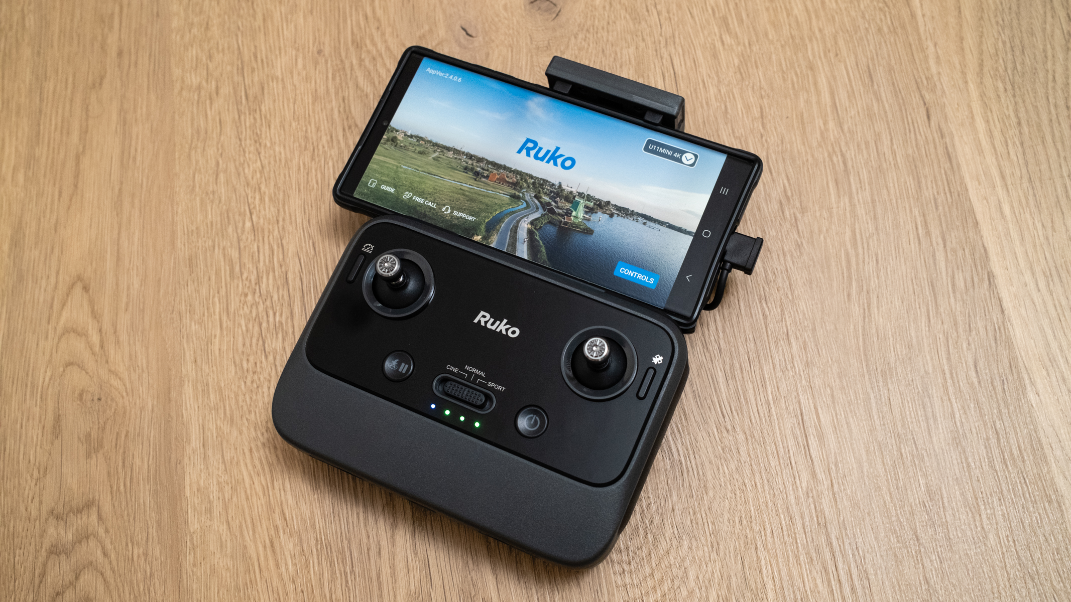 Ruko U11MINI 4K controller with a smartphone attached