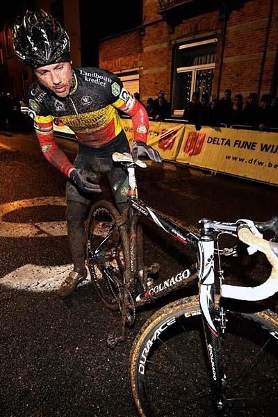Sven Nys (Landbouwkrediet Colnago) tries to fix his mechanical.