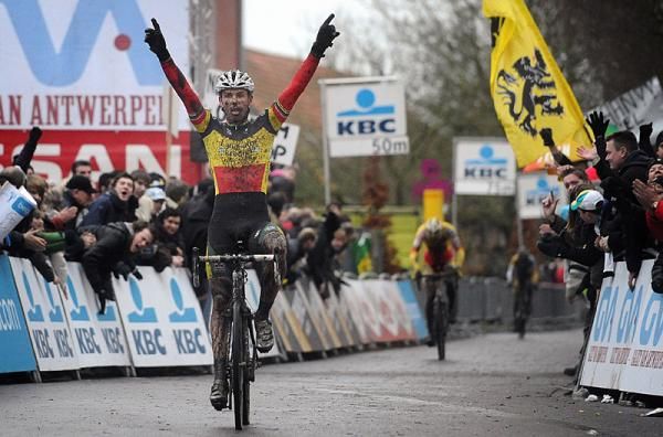 Nys celebrates his victory.