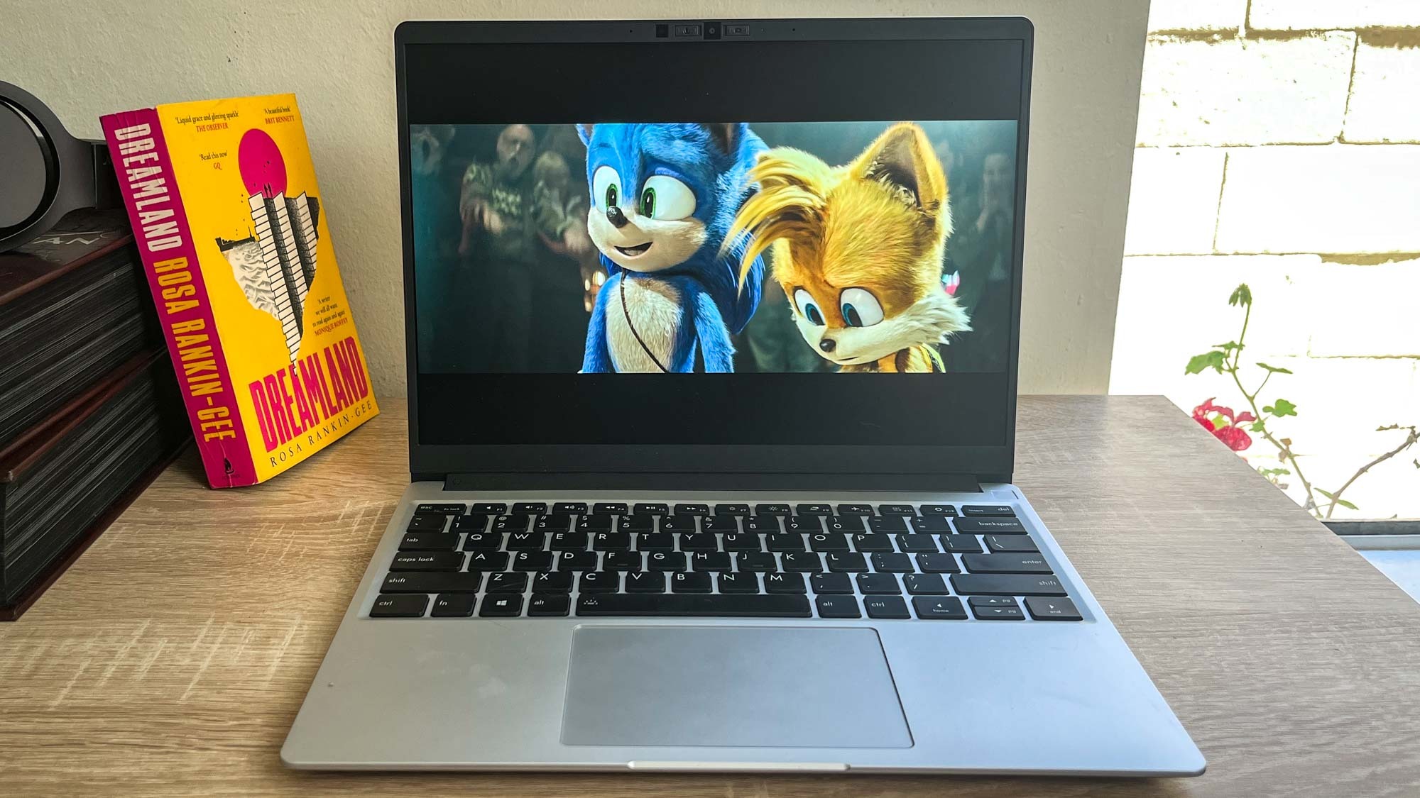 Unidad de revisión Framework Laptop 13 (2023) en el escritorio reproduciendo la película Sonic