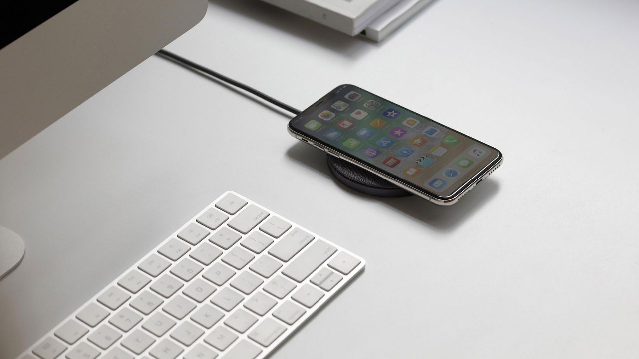 wireless charger on desktop an example of the best wireless chargers by hurn &amp; hurn