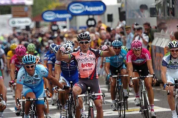 Robbie McEwen (Predictor-Lotto) has done it again.