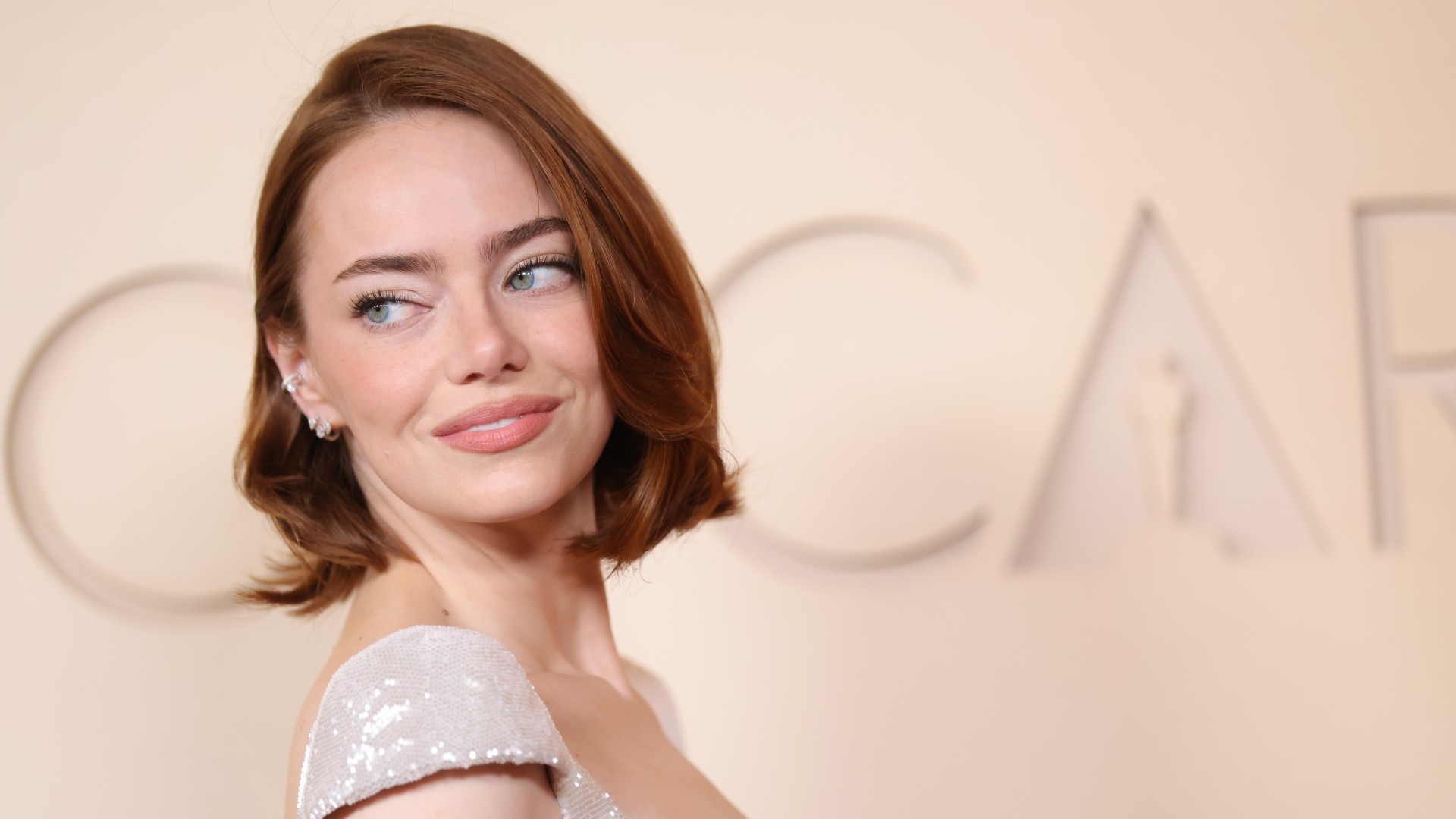 emma stone attends the 2026 wearing a copper bob