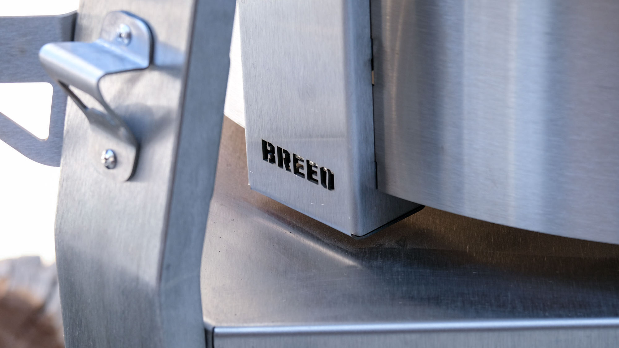 Breeo Live-Fire Grill, Detailansicht aus Edelstahl