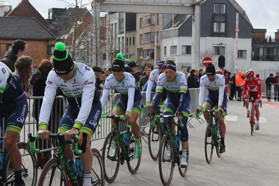 Orica-GreenEdge make their way to sign on