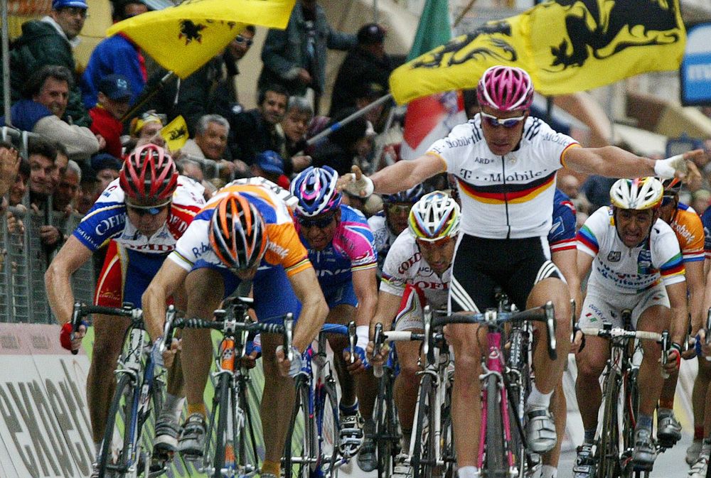 Erik Zabel (T-Mobile) thinks he is winning the 2004 Milan-San Remo, but Oscar Freire (Rabobank) wins instead.