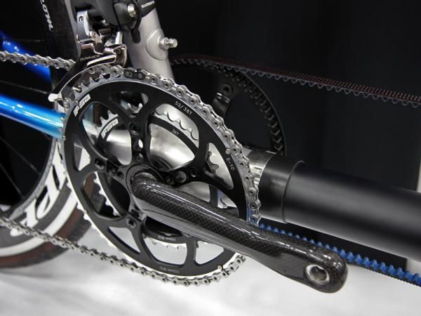 Lightning carbon fiber cranks fill out the shells on the Calfee tandem.