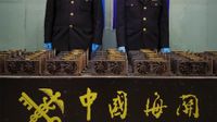 An image showing Chinese custom officials with a haul of RX 580 graphics cards.