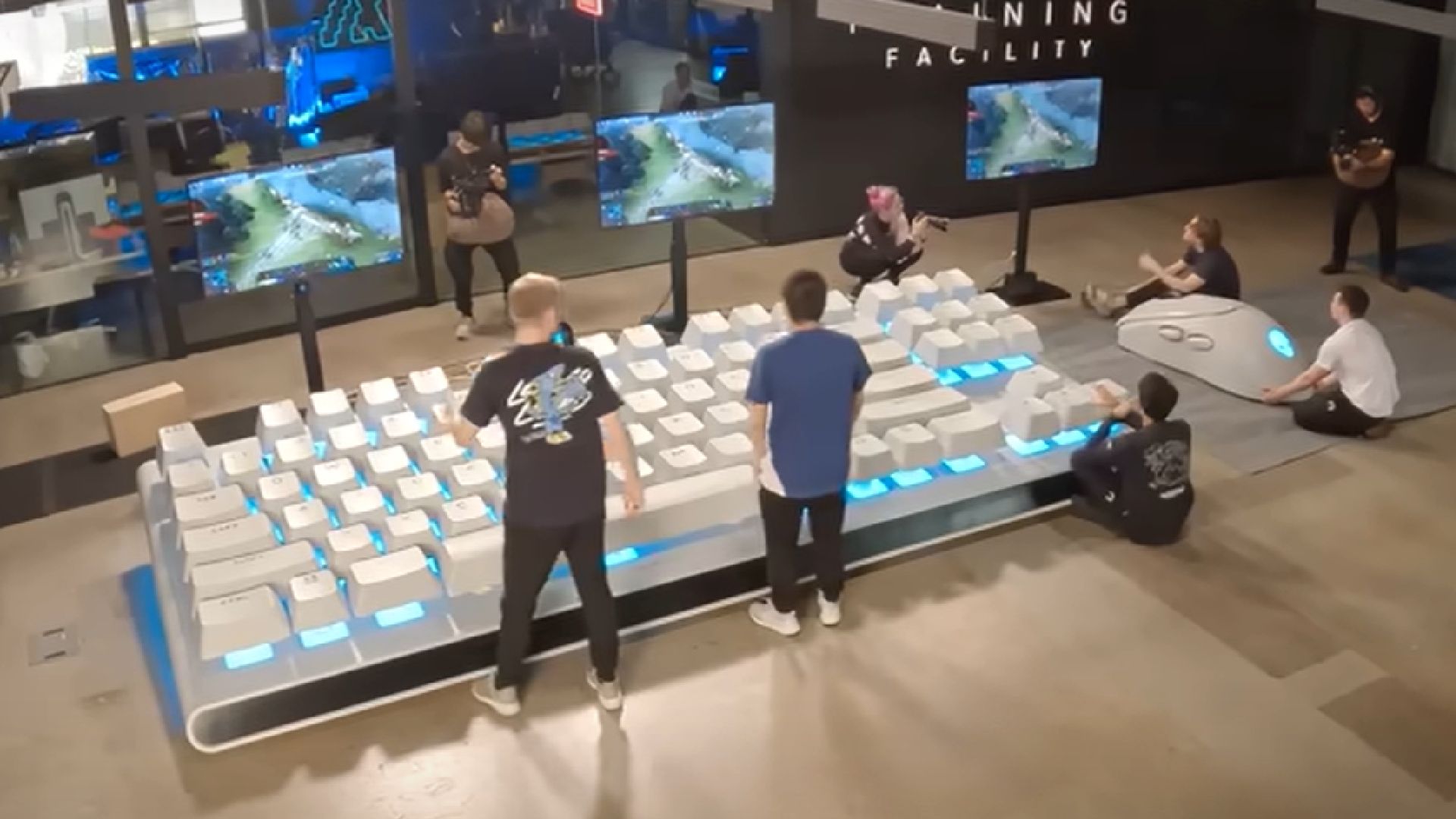 Alienware built a gigantic 16-foot mechanical keyboard and mouse then ...