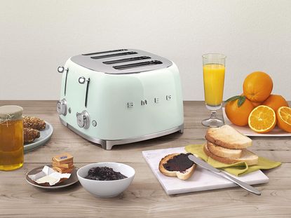 50s-Style Countertop Appliances : Smeg toaster