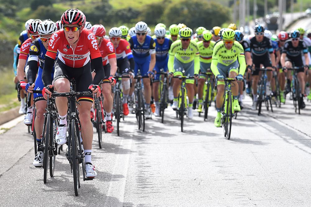 Teams come to the front in anticipation of the sprint