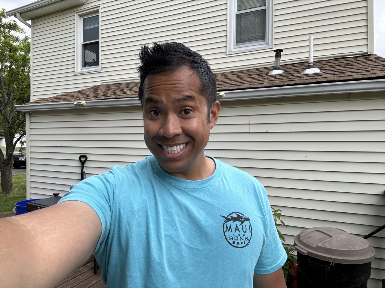 Apple iPhone 15 Pro selfie sample.