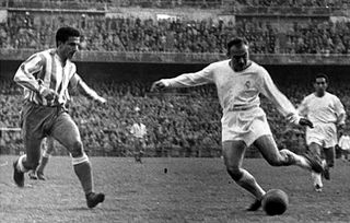 Alfredo Di Stefano on the ball for Real Madrid in a game against Espanyol in 1956.