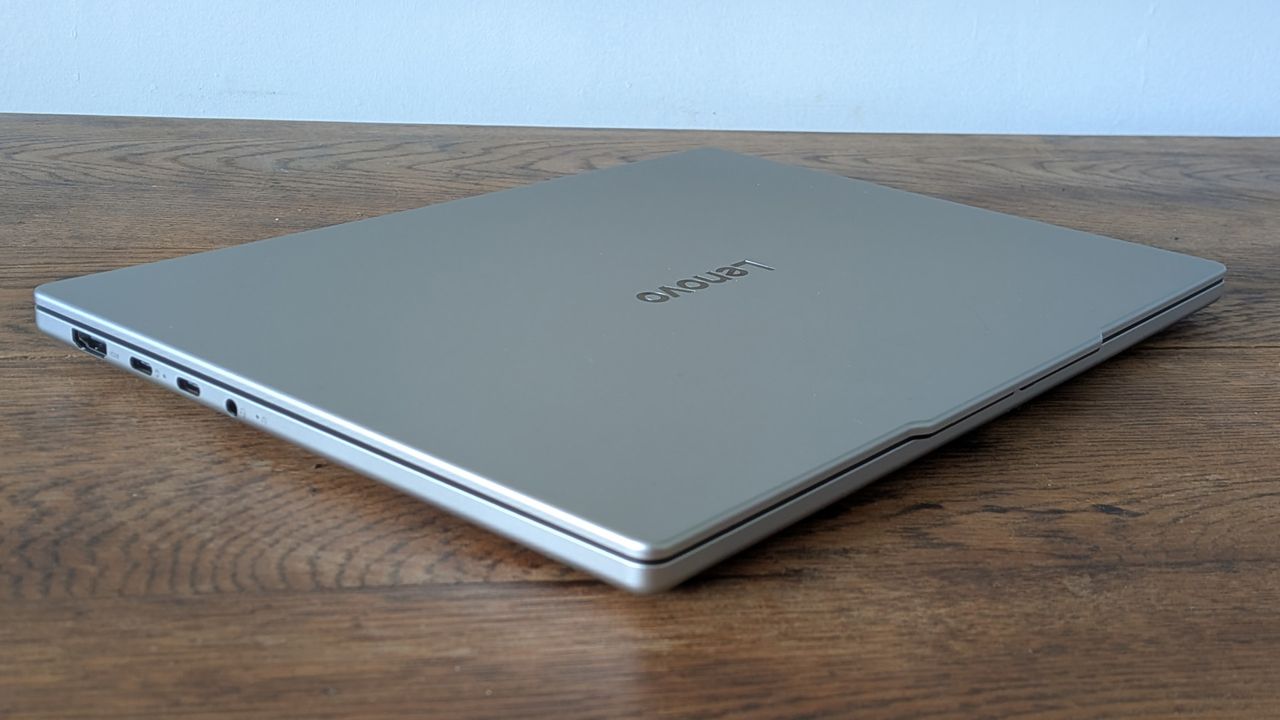 The Lenovo Idea Pad Slim 5x Gen 11 on a desk