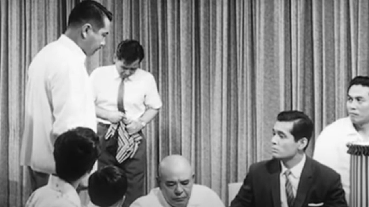 Toshiro Mifune discussing plans with a room full of police in High and Low