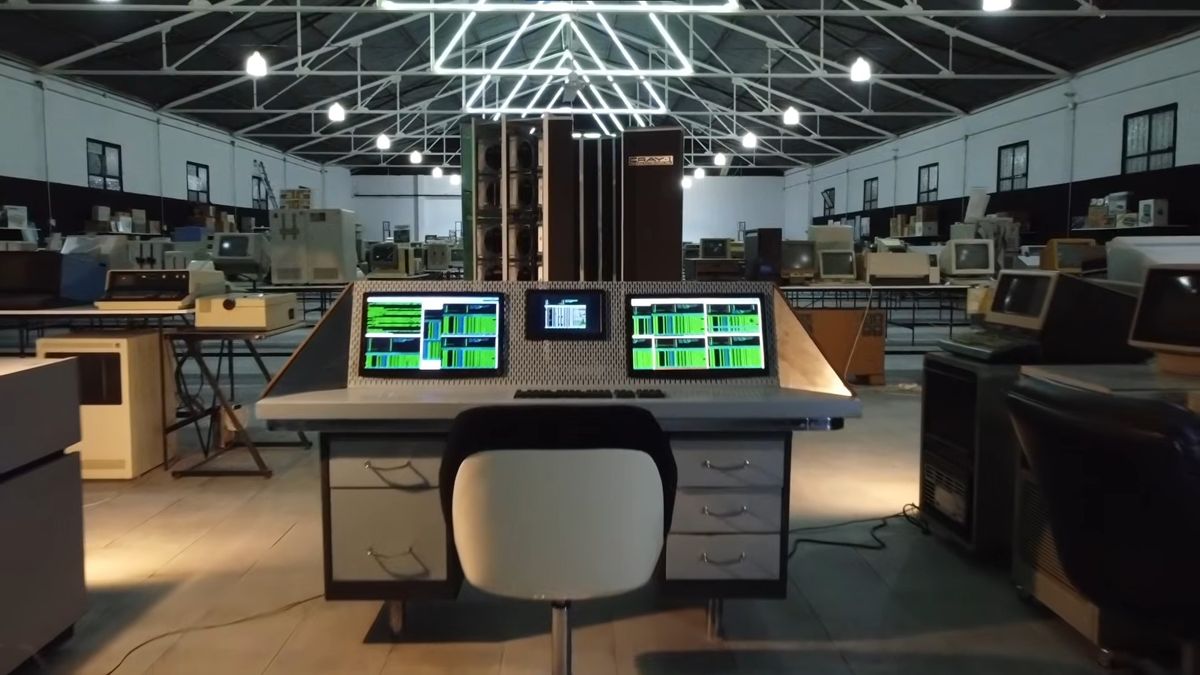 Cray 1 supercomputer and control terminal