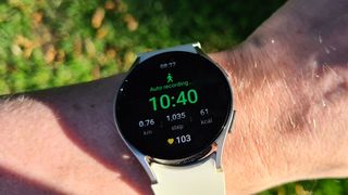 Samsung Galaxy Watch 6 om iemands pols
