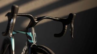 The handlebars of the Bianchi Oltre RC
