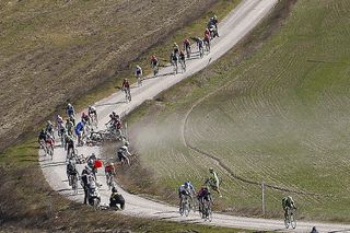 A crash disrupts the peloton on the dusty roads (Watson)
