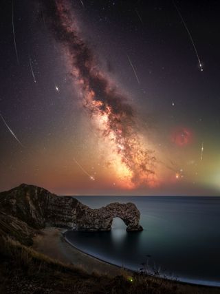 Persseid Meteorite是一幅閃閃發光的圖像,沿著銀河系閃閃發光的樂隊到彎曲的石頭海岸的閃閃發光。
