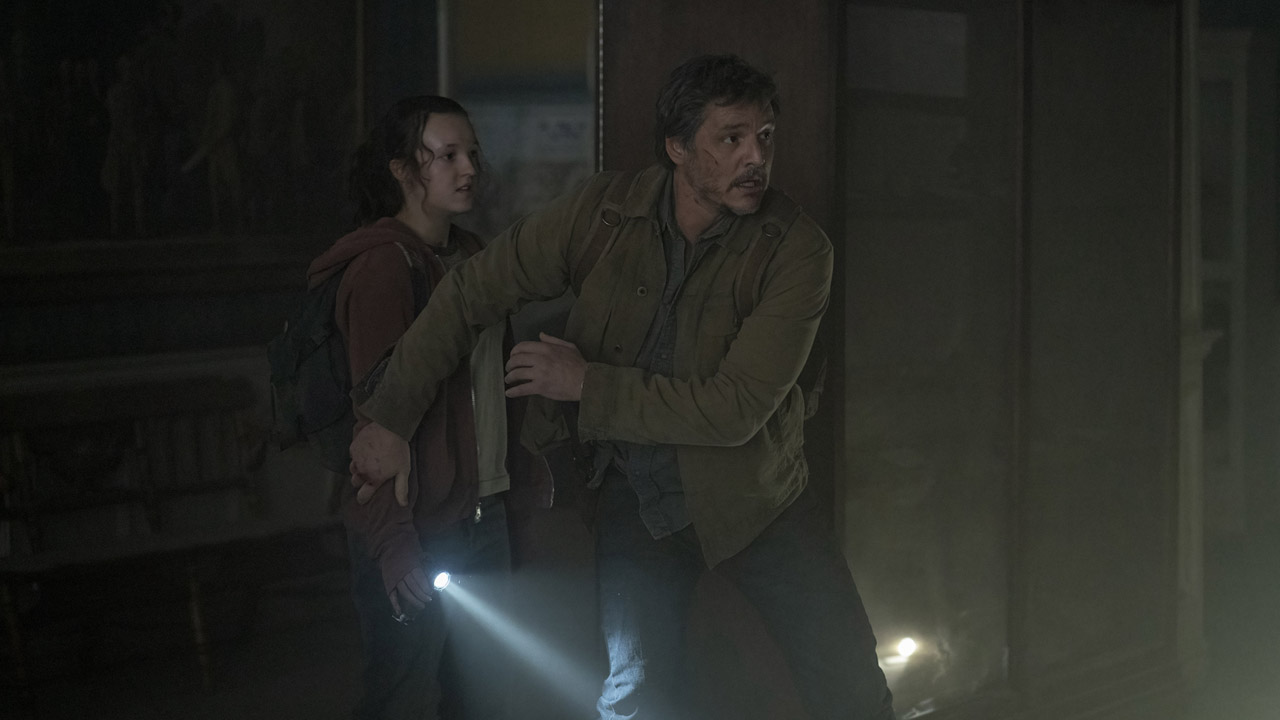 Joel protege a Ellie de un enemigo fuera de la pantalla en el programa de televisión The Last of Us