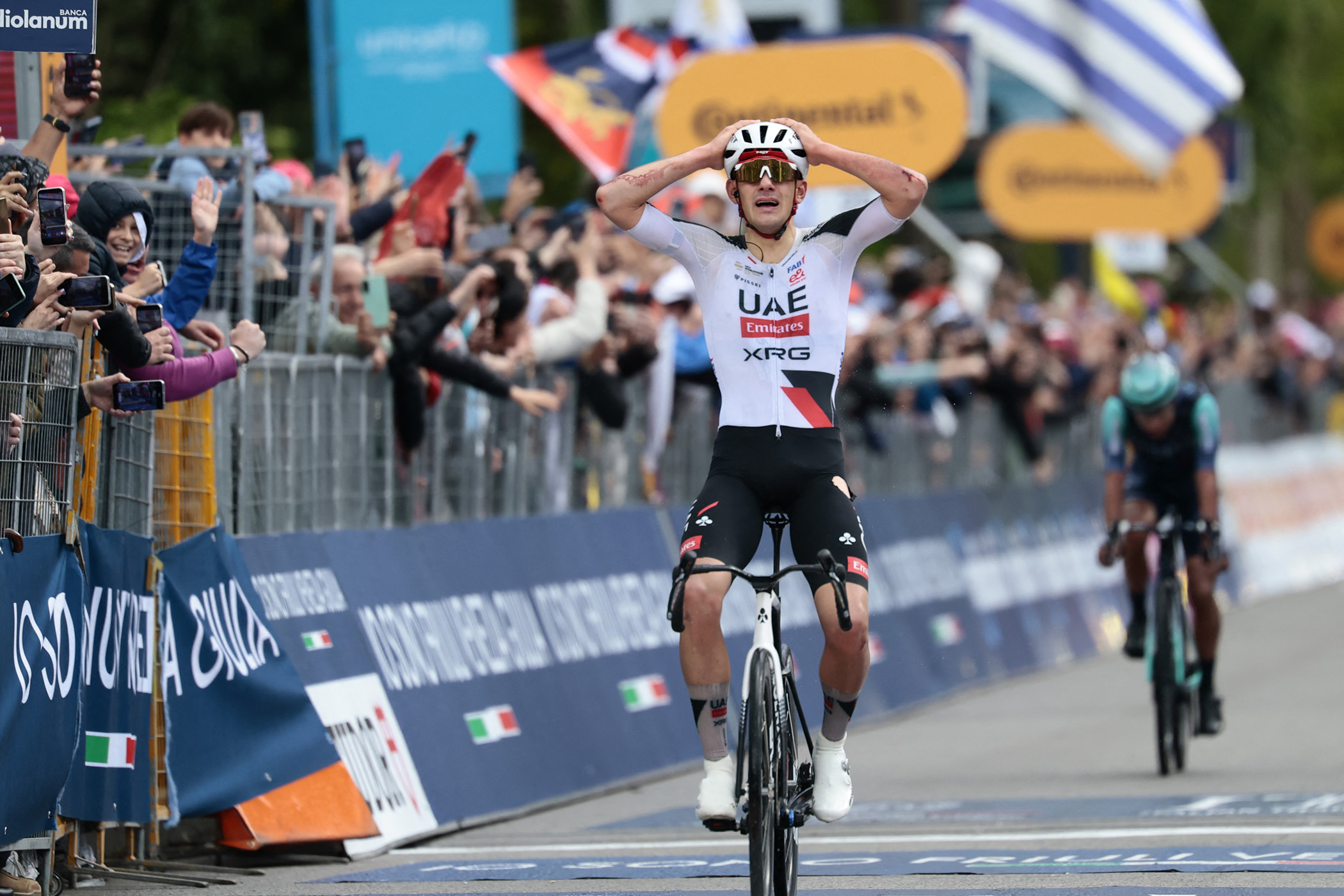 Igor Arrieta celebrates victory on stage 5 of the 2026 Giro d'Italia ahead of Afonso Eul&aacute;lio