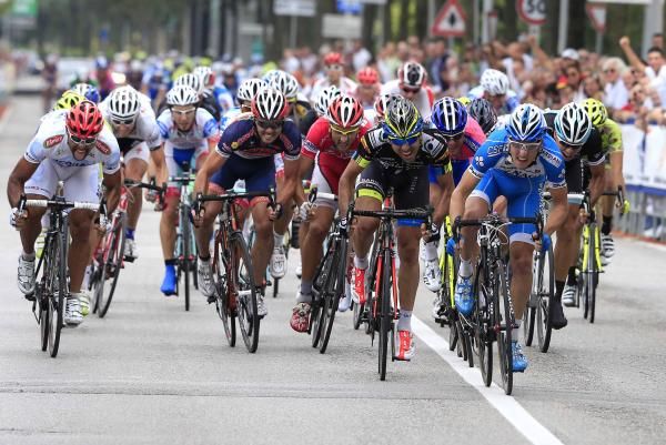 Sacha Modolo (Colnago-CSF) wins a frenetic sprint on stage two of Monviso-Venezia/Il Padania.