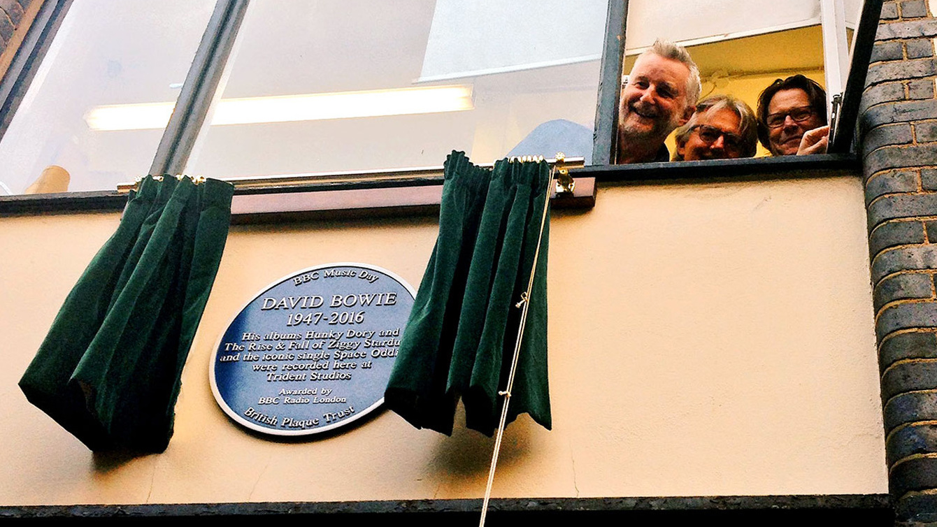 Billy Bragg, George Underwood and Robert Elms with David Bowie&#039;s plaque at London&#039;s trident Studios