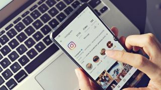 En kvinde scroller gennem Instagram-profiler.