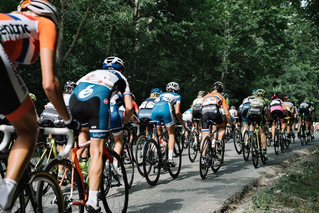 Peloton takes on the 10 percent climb