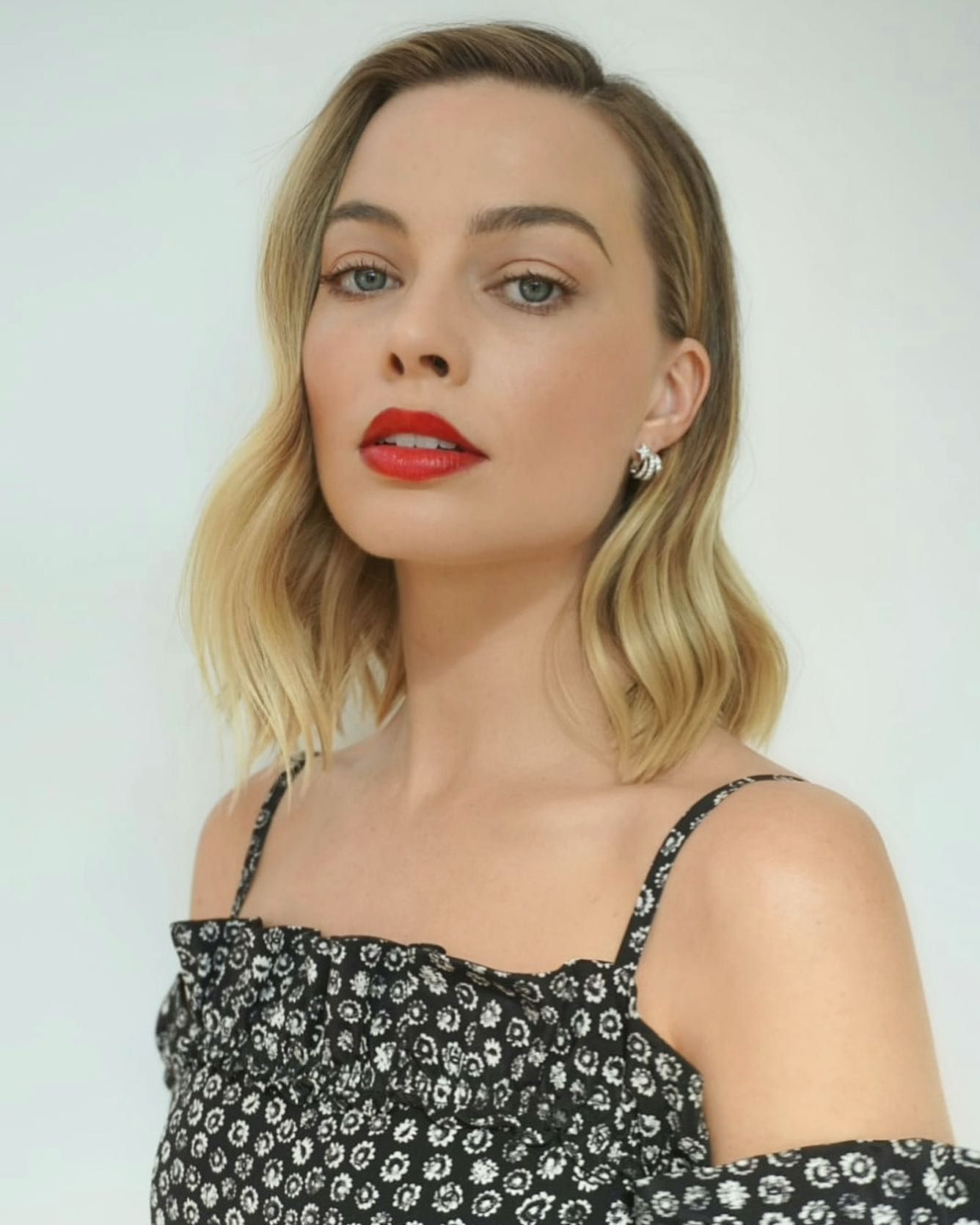side parted bob margot robbie
