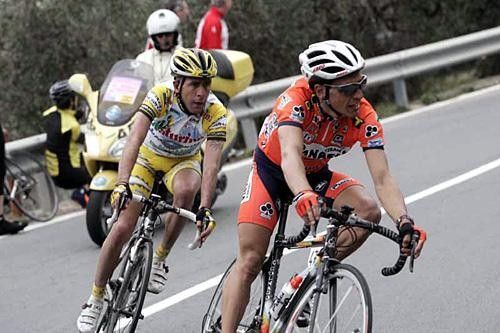 Tiralongo (Ceramica Panaria-Navigare) on the attack with Casagrande (Naturino)