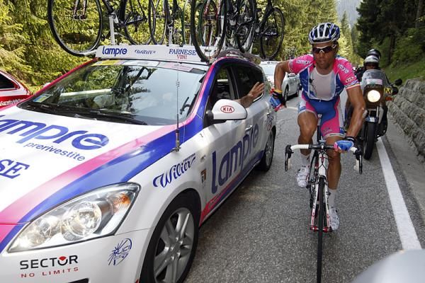 Danilo Hondo (Lampre - Farnese Vini) grabs a bottle from his team car.