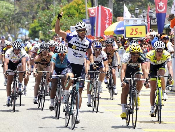 Michael Matthews (Team Jayco - Skins) wins stage three into Mersing