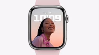 Apple Watch 7 i lyserød med tændt skærm og lyserød rem