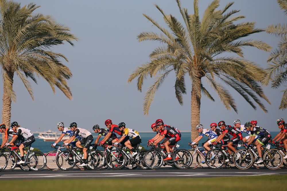 The peloton on the Doha corniche