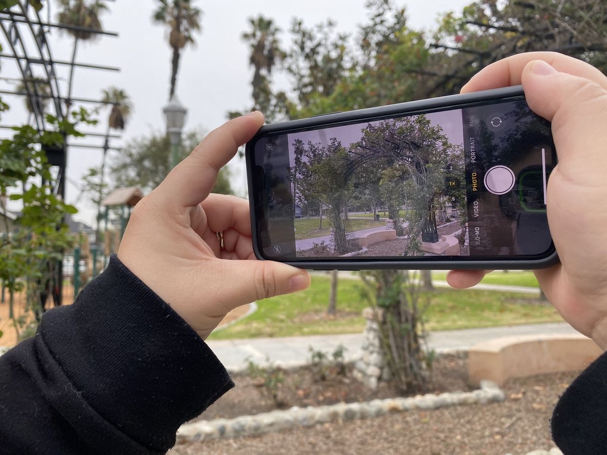 Taking a photo with the Smart Battery Case camera button
